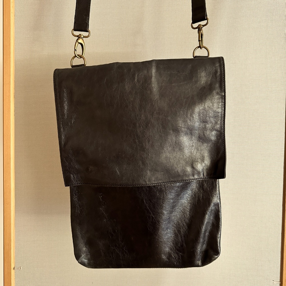 Black leather Maurizio Taiuti laptop bag